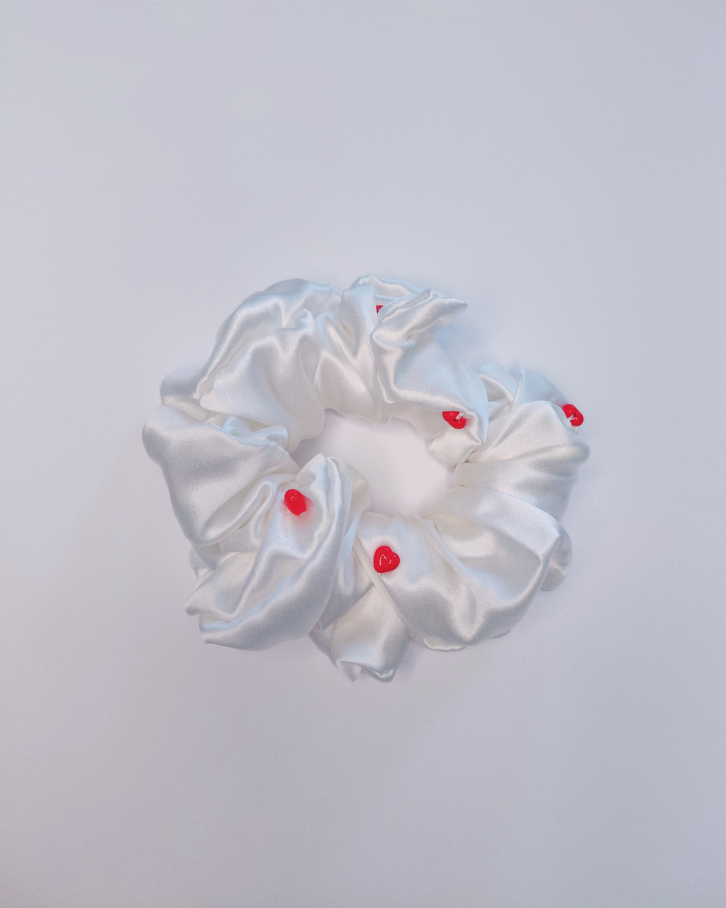 SS26 Collection - White Scrunchie M - Heart Beads